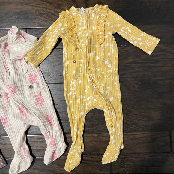 Jessica Simpson baby bundle - Picture 4 of 6